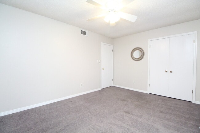Building Photo - Updated 2BR/1.5BA End-Unit Townhome Near N...
