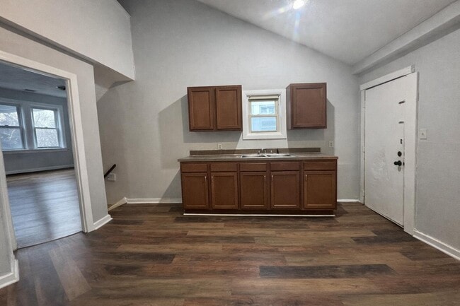 Building Photo - 770 N Dawson Ave