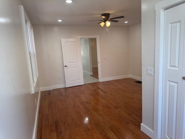 Building Photo - Great 1st Floor Duplex in Squirrel Hill! Available NOW!