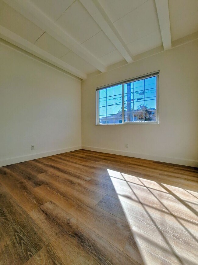 Building Photo - 1652 Crucero Dr
