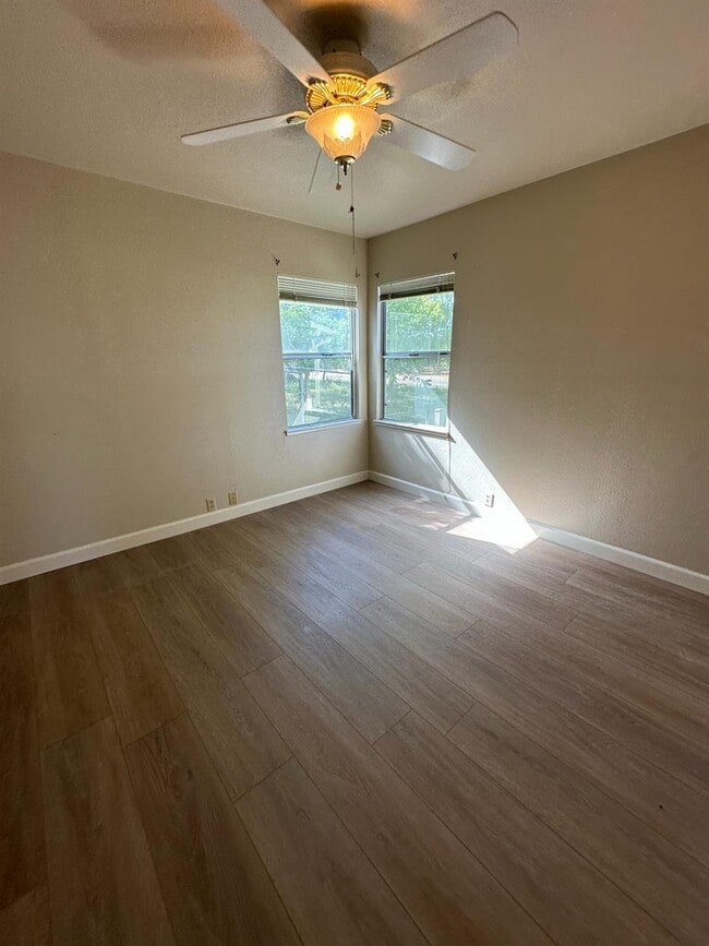 Building Photo - 3083 E Rose Ave