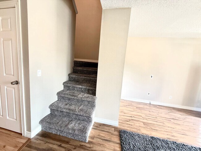 Building Photo - Updated 2 bed/2.5 bath townhome in Bear Creek