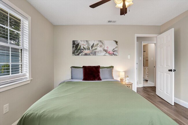 Building Photo - 4 Bedroom, 2 Bath Brick Home in Savannah