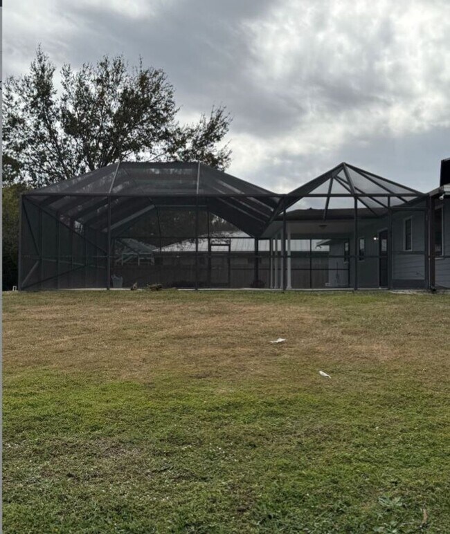 Building Photo - 3/2/1 with screened in patio/pool