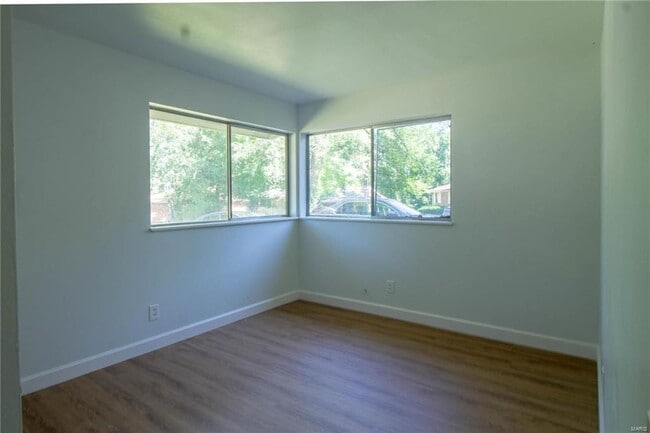 Building Photo - Move-in Ready!