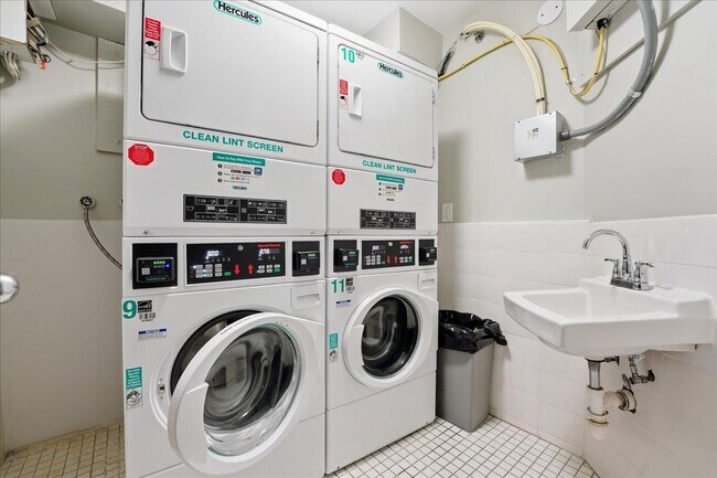 Building Photo - 45 River Dr S