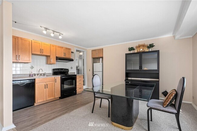 Building Photo - Spacious Montlake Rental with Stunning Vie...