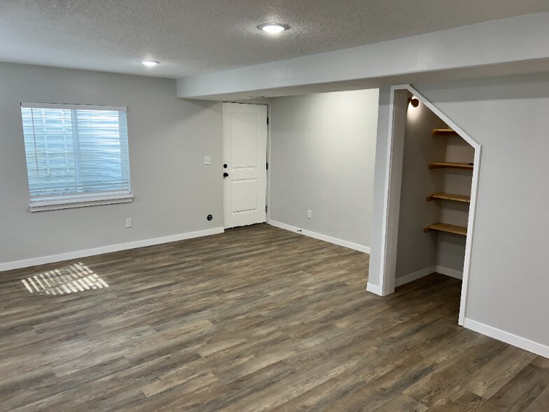 Building Photo - 3159 N Black Bear Ave
