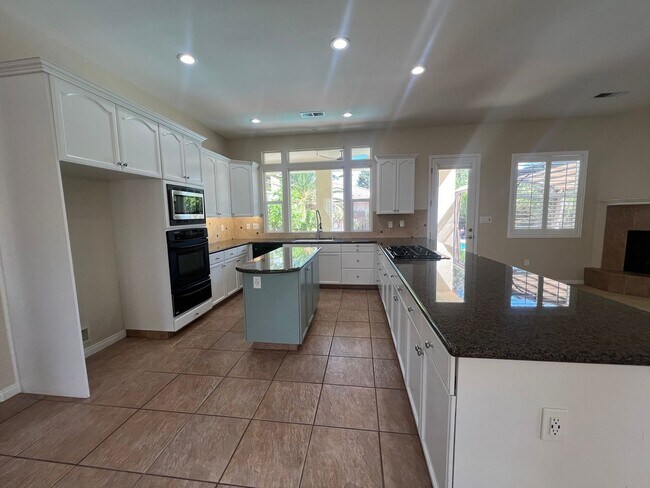 Building Photo - Charming 3 bedroom 2.5 bath!