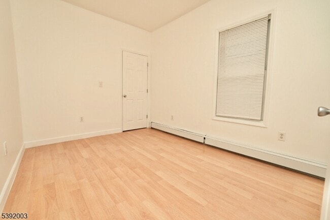 Building Photo - 466 Cortlandt St