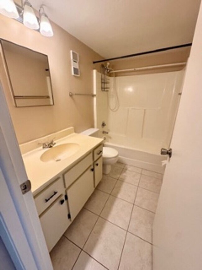 Building Photo - 2 bedroom 2 bathroom Annual Rental in Davi...