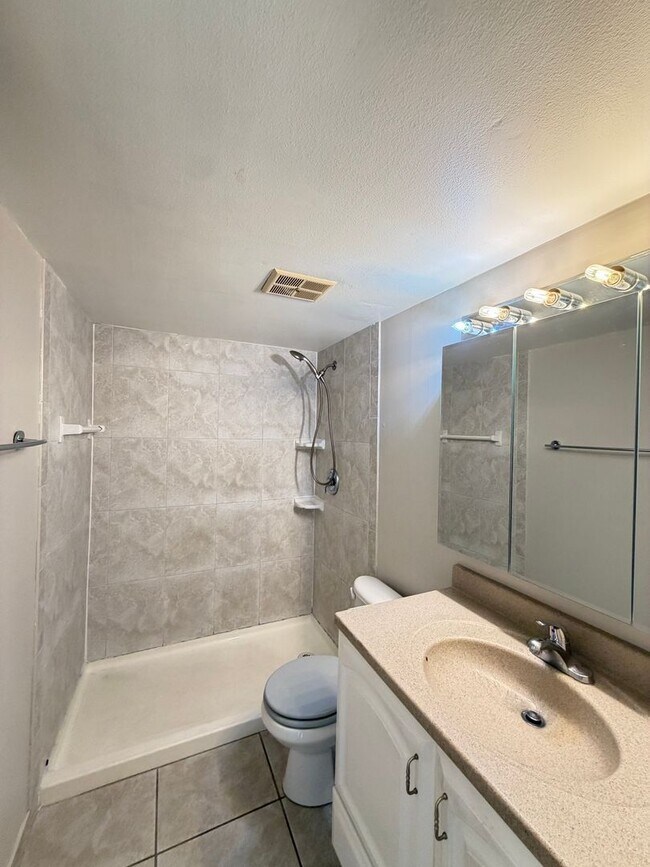 Building Photo - 584 Orange Dr