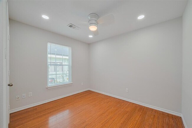 Building Photo - 1105 Panama St