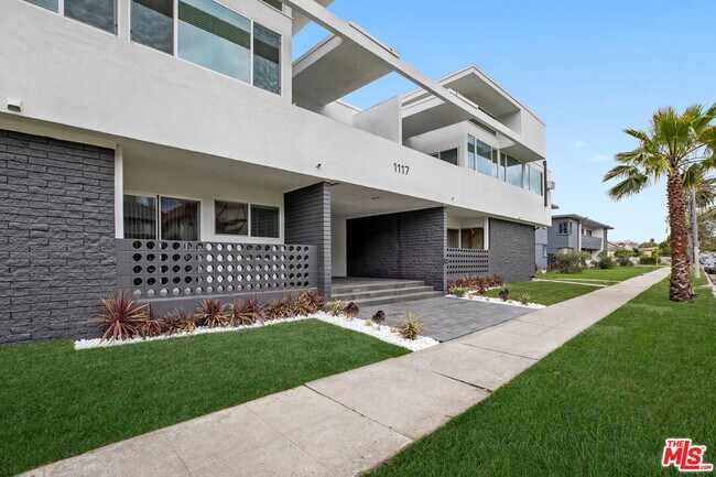 Building Photo - 1117 S Bronson Ave