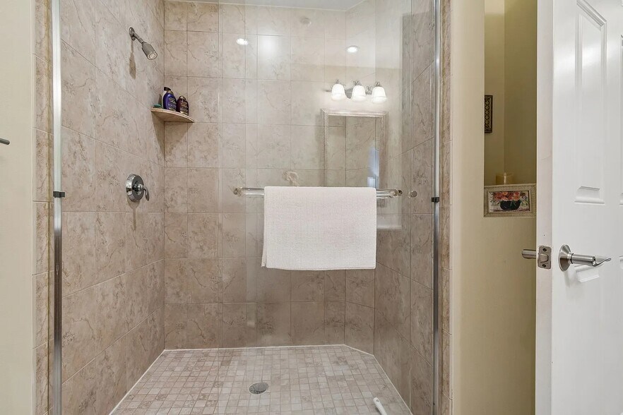 Building Photo - 7702 Lake Vista Ct