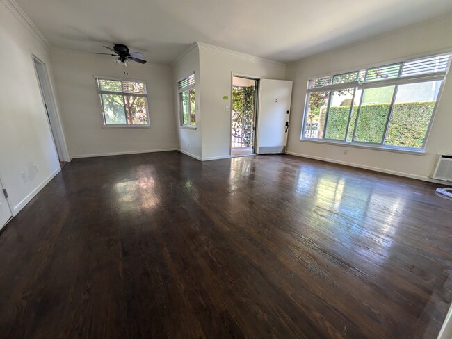 Living room with lot's of natural light - 6556 San Vicente Blvd