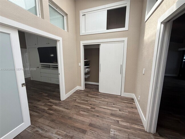 Building Photo - 2645 Parkview Dr S