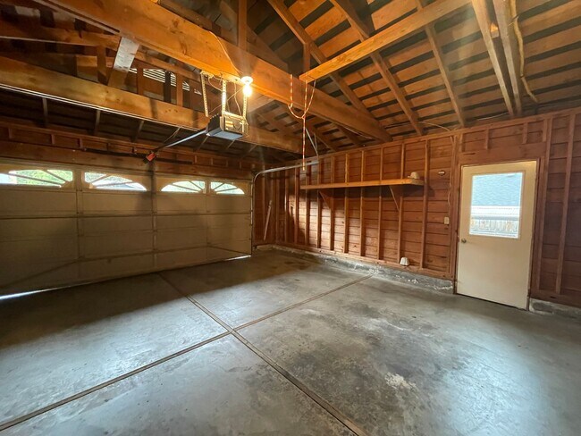 Building Photo - Desirable East Medford Single Story