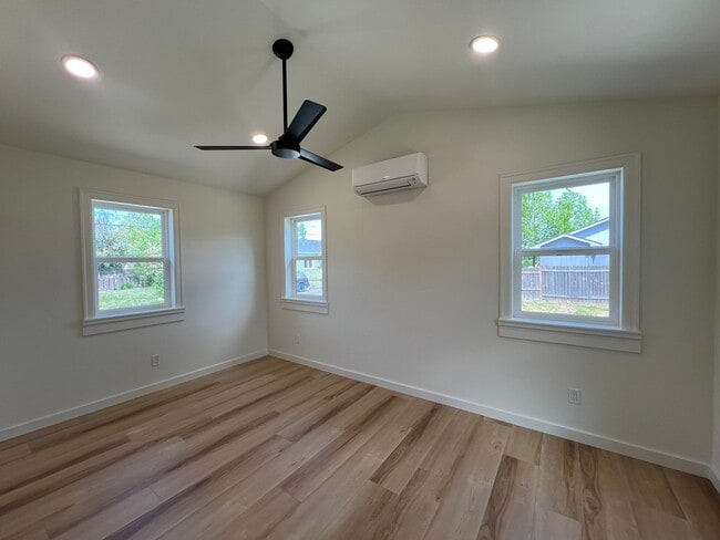 Building Photo - South Eugene Newly Remodeled