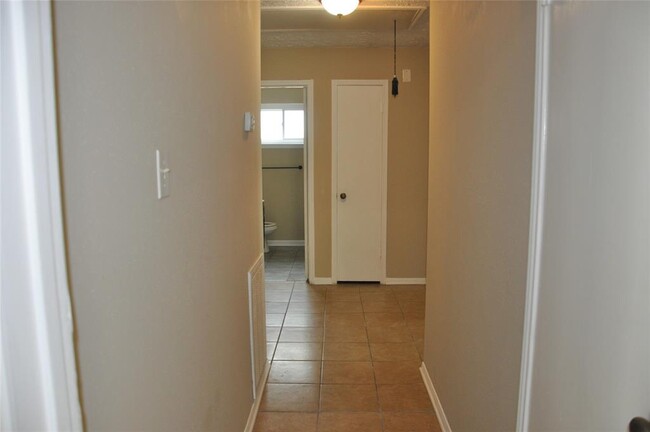 Building Photo - 4715 Glendower Dr