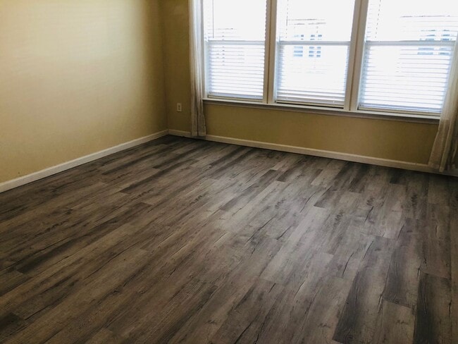 Building Photo - 4 bed/3.5 bath Townhouse in Suncrest Village - July 27th
