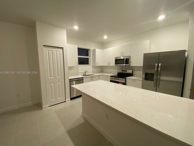 Building Photo - 2310 SE 28th Dr