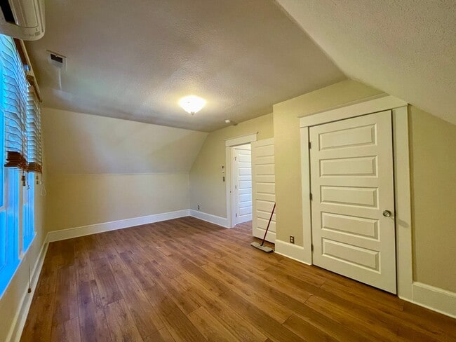 Building Photo - Lovely NE  3 Bed 2 Bath - King Neighborhood - A/C, Garage and Location!