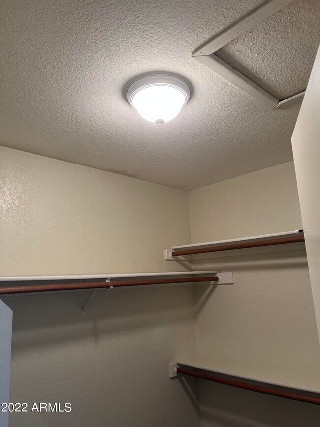 Building Photo - 1524 N Apache Dr