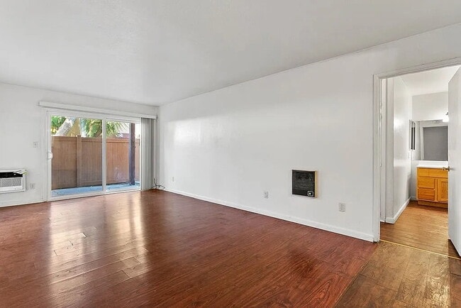 Building Photo - "Chic 1-Bedroom Haven in Santa Ana – 700 Sq Ft of Modern Comfort!"