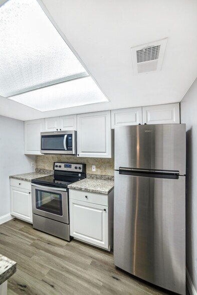 Building Photo - 4307 SW 70th Ter