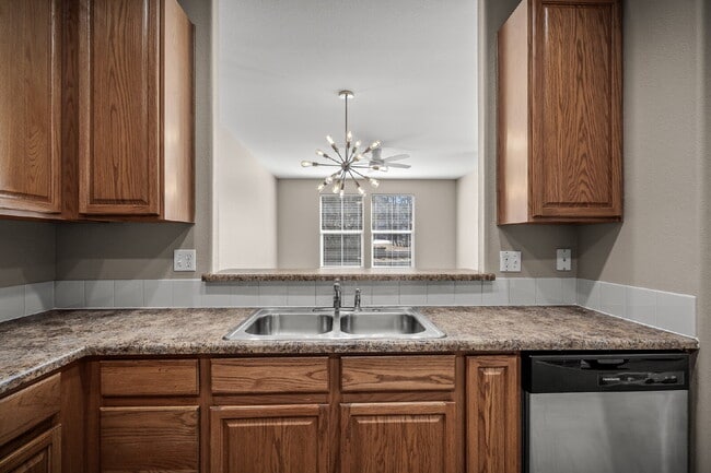 Building Photo - Beautiful 2 Bedroom End-Unit Townhouse in Montarbor Villas w/ Mountain Views