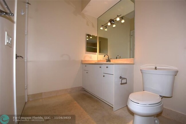 Building Photo - 20000 E Country Club Dr