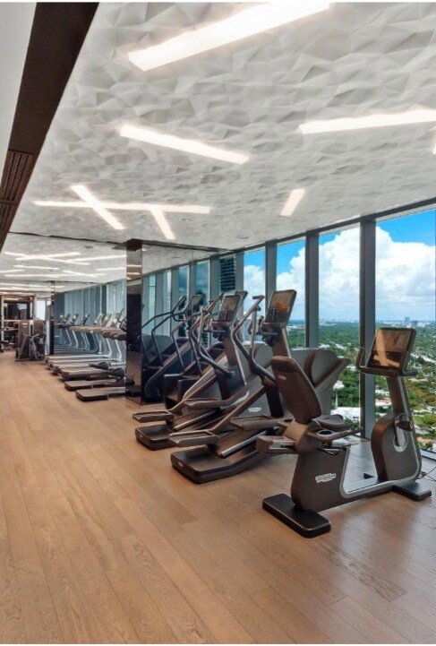 Building Photo - 1300 Brickell Bay Dr