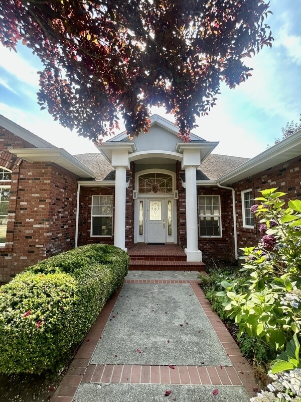 Building Photo - 560 E Maberry Dr