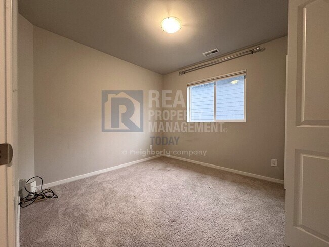 Building Photo - Spacious Modern 5-Bedroom Home with 3-Car ...