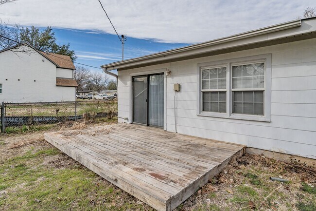 Building Photo - 3 Bedroom, 1.5 Bathroom in West Worth Village