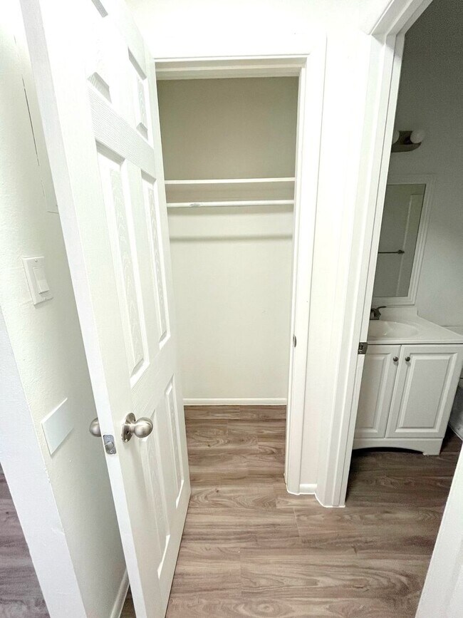 Building Photo - One Bedroom Unit with On site Laundry!