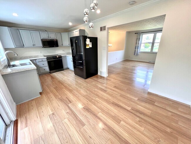 Building Photo - Absolutely Stunning Home! - 3 Bedroom 2 Fu...