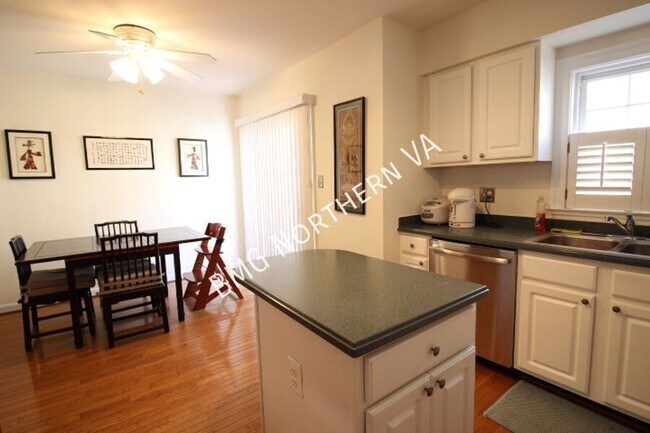 Building Photo - 2304 N Greenbrier Ct