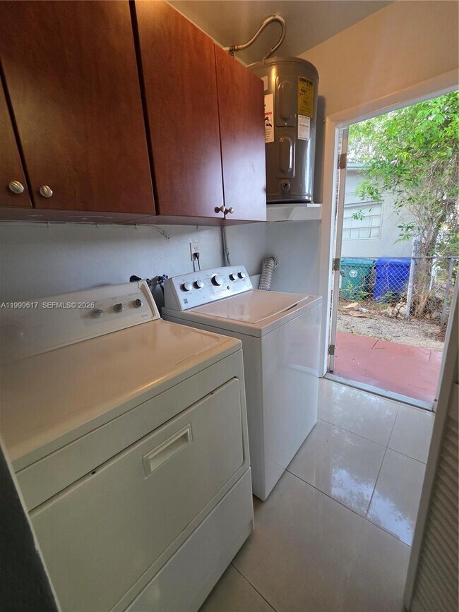 Building Photo - 2832 SW 37th Ave