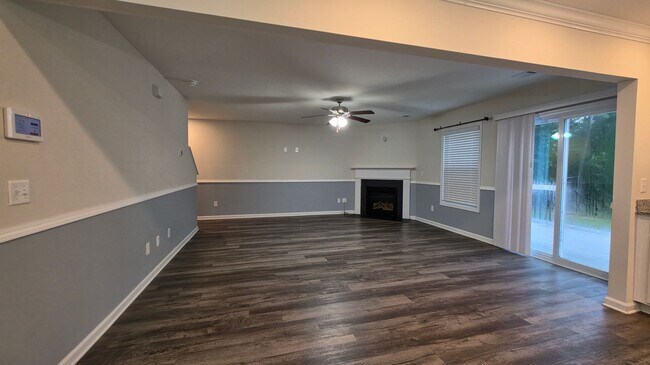 Building Photo - 5 bedroom 3 bath home in Pocalla Springs