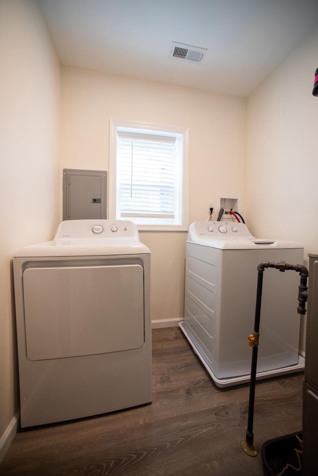 Building Photo - 2049 Snyder Ave