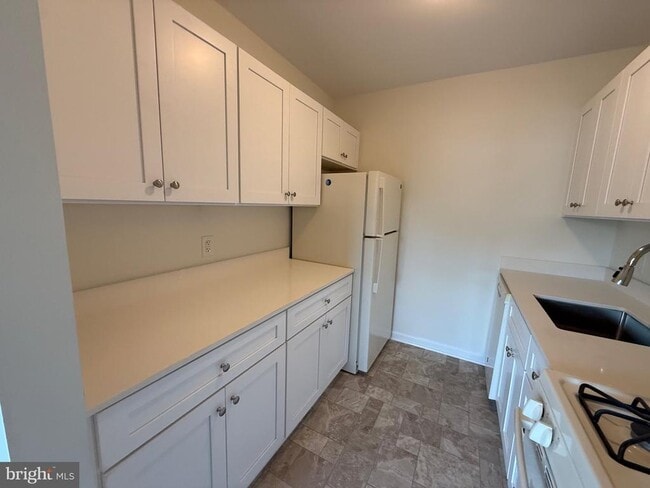 Building Photo - 2754 Hollywood Rd