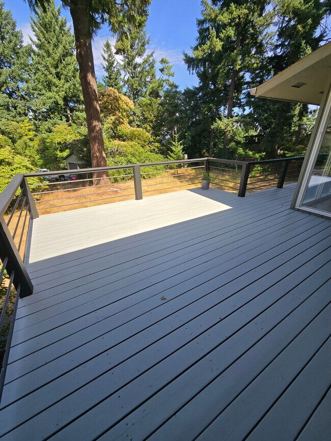 Building Photo - Popular West Linn! Tons of Space and great...