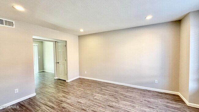 Building Photo - 1418 E Knoll Cir