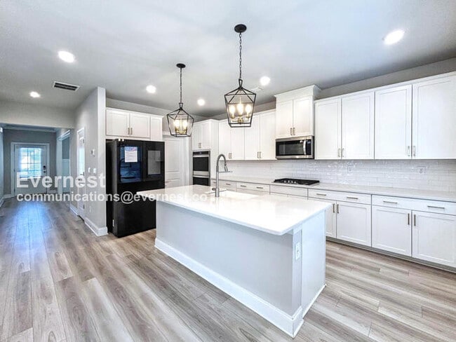 Building Photo - 662 Stately Dr