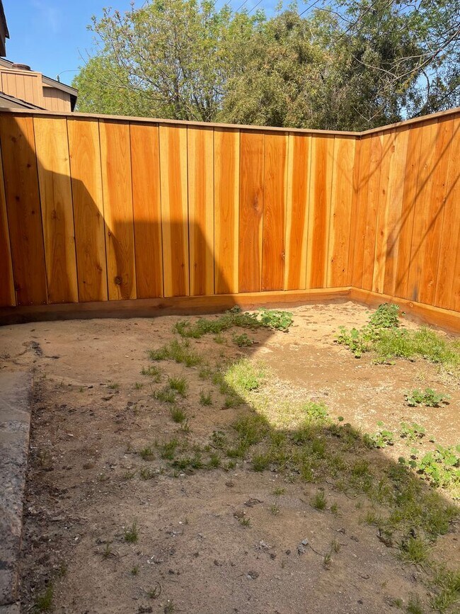 Building Photo - Townhouse in a gated community near Creeks...