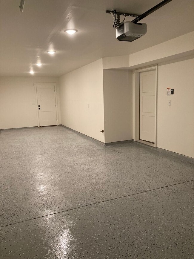 Building Photo - Townhome with Rooftop Balcony in Prime American Fork Location