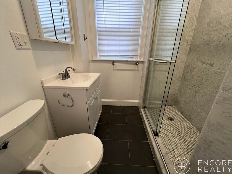 Building Photo - 65 Park Dr