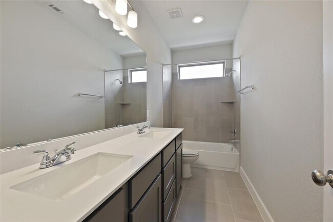 Building Photo - 104 Chinaberry Bnd